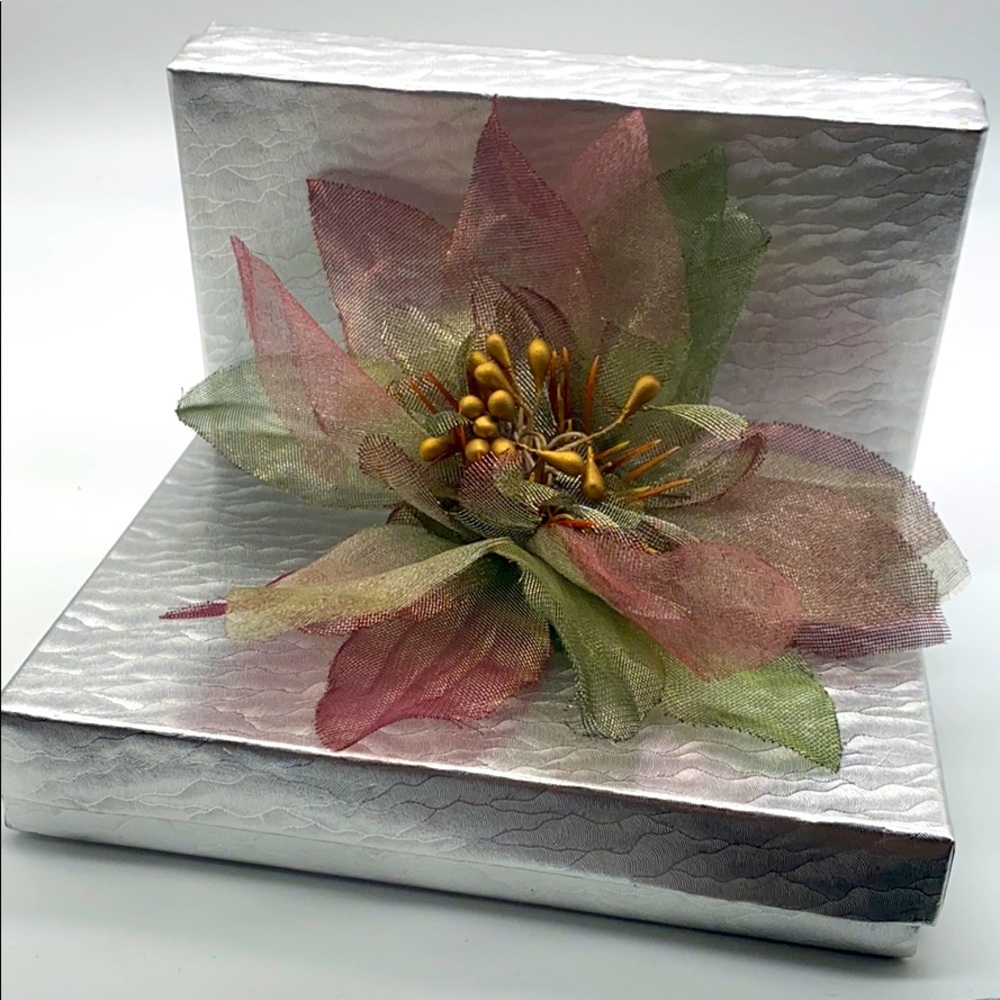 ❤️💚Mesh Lily Brooch